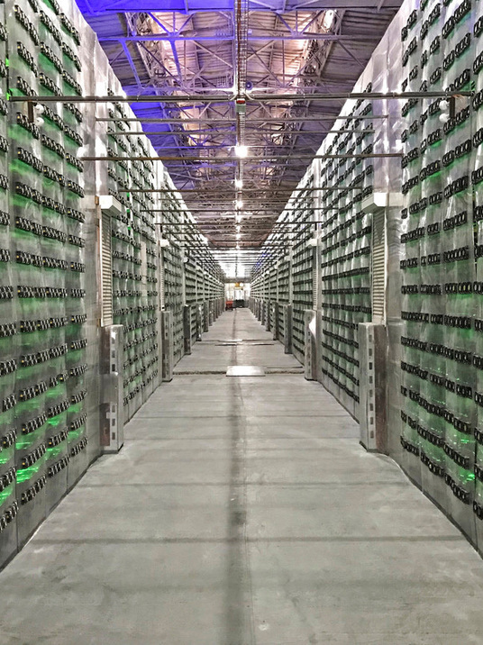 Ein langer, gerader Gang in einem großen, industriell wirkenden Raum. An beiden Seiten stehen hohe Regale, gefüllt mit vielen grünen Kisten oder Containern. Das Licht ist kühl und blau gehalten, was eine sterile Atmosphäre erzeugt. Der Gang scheint endlos zu sein und führt in die Ferne.